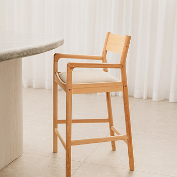 Banqueta Zay com Braços Assento Estofado