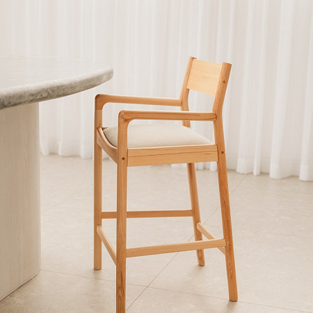 Banqueta Zay com Braços Assento Estofado